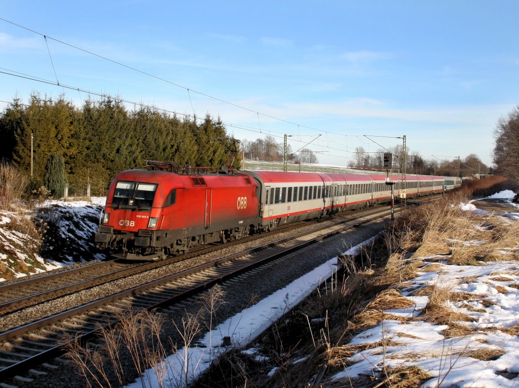 Die 1116 002 am 06.02.2011 mit dem EC 111 unterwegs bei Grokarolinenfeld (B Vogl).

