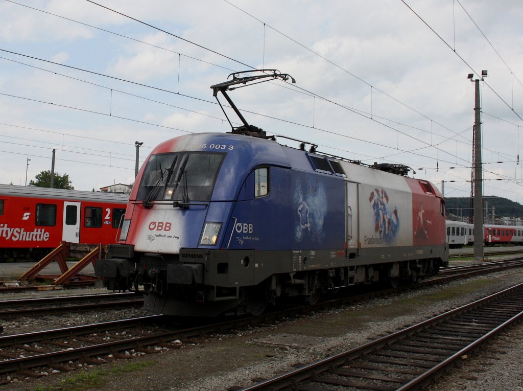 Die 1116 003 (EM Frankreich) am 11.07.2009 bei einer Rangierfahrt in Salzburg Hbf. 
