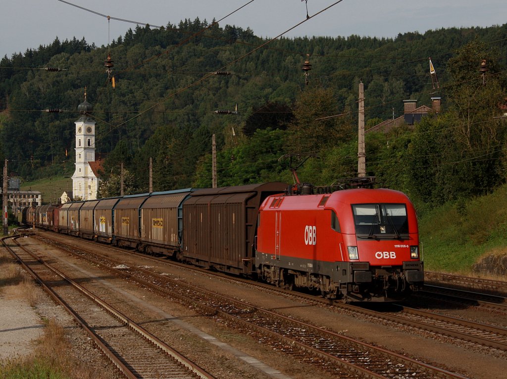 Die 1116 006 mit dem Audi Zug nach Ungarn am 26.08.2009 bei der Durchfahrt in Wernstein. 
