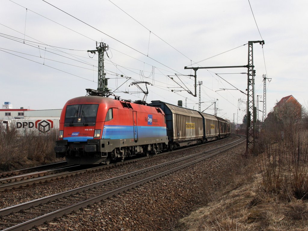 Die 1116 018 am 12.03.2011 mit einem Audi Zug bei der Durchfahrt in Obertraubling. 
