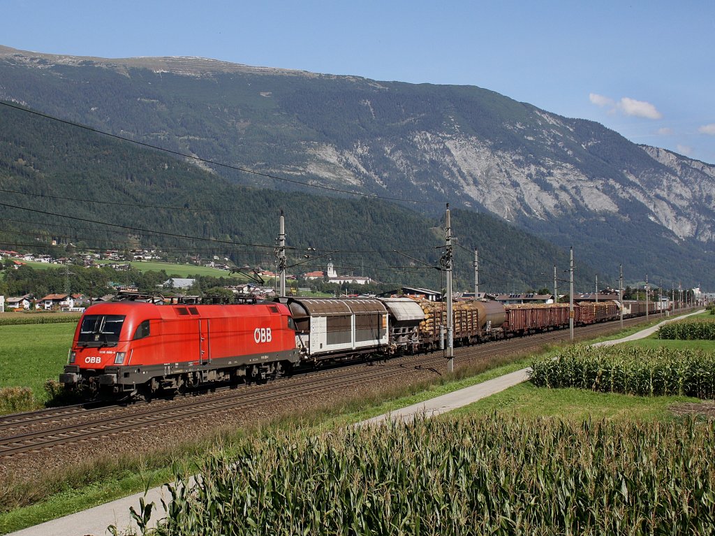 Die 1116 088 mit einem Gemischten Gterzug am 19.09.2009 unterwegs bei Schwaz. 
