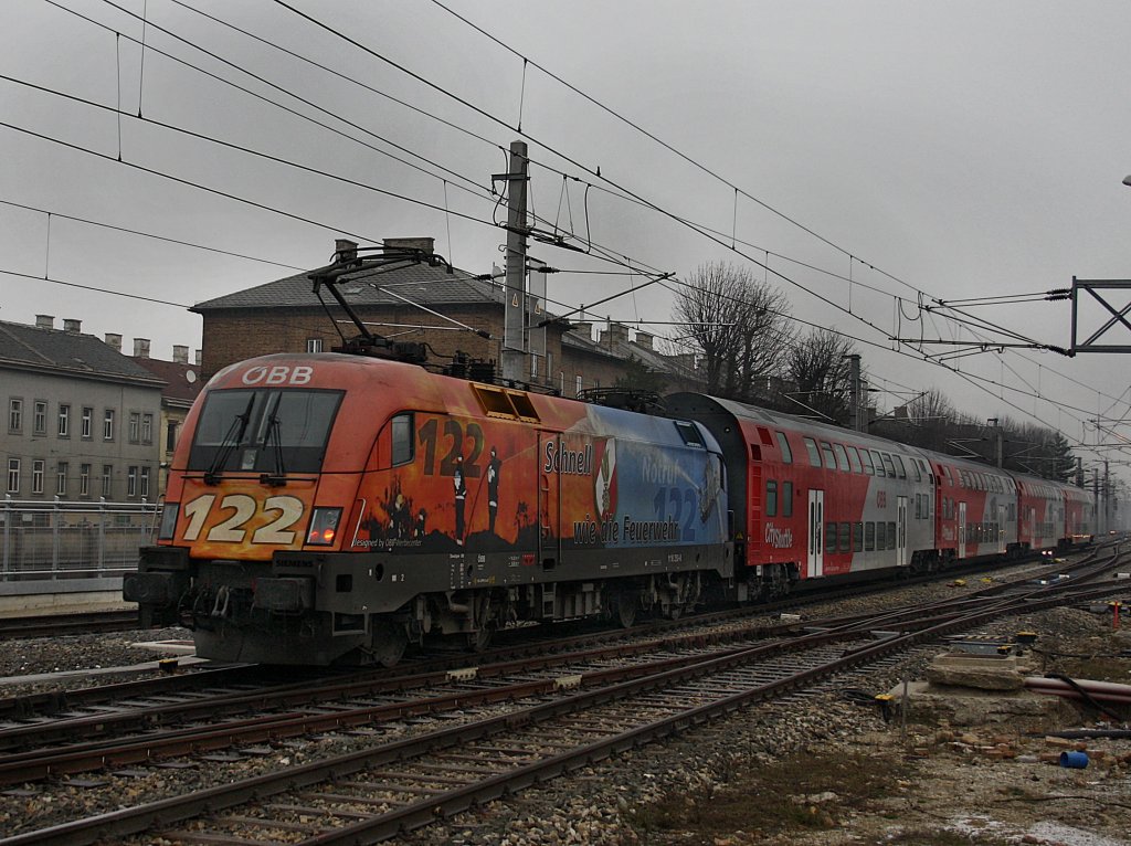 Die 1116 250 (Feuerwehr) am 05.01.2010 mit einem R bei der Ausfahrt aus Wien Meidling. 
