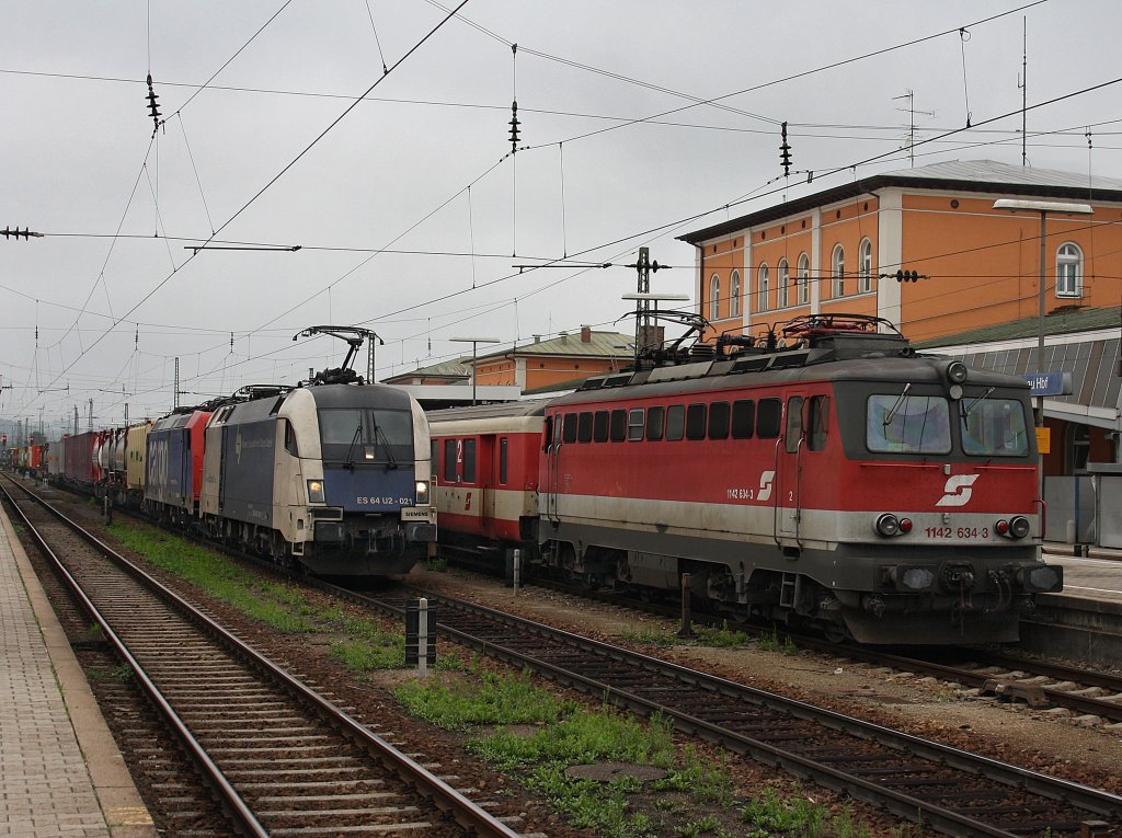 Die 1142 634 am 31.07.2010 mit einem Regionalzug in Passauer Hbf, wehrend die ES 64 U2-021 mit der Re 482 037 im Schlepp und einem Containerzug durchfhrt. 

