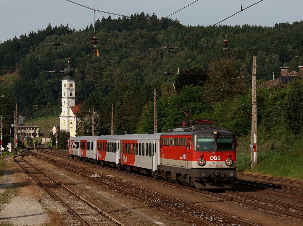 Die 1142 667 am 26.08.2009 mit einem R bei der Einfahrt in Wernstein. 
