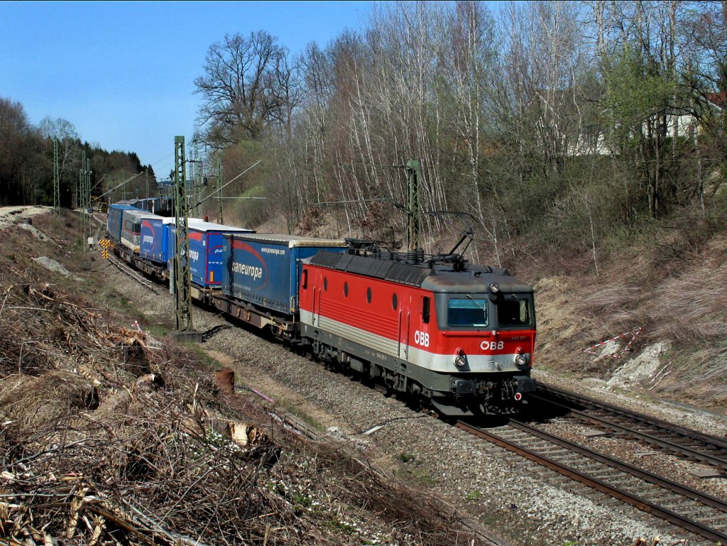 Die 1144 221 am 02.04.2011 mit einem KLV-Zug unterwegs bei Ostermnchen. 
