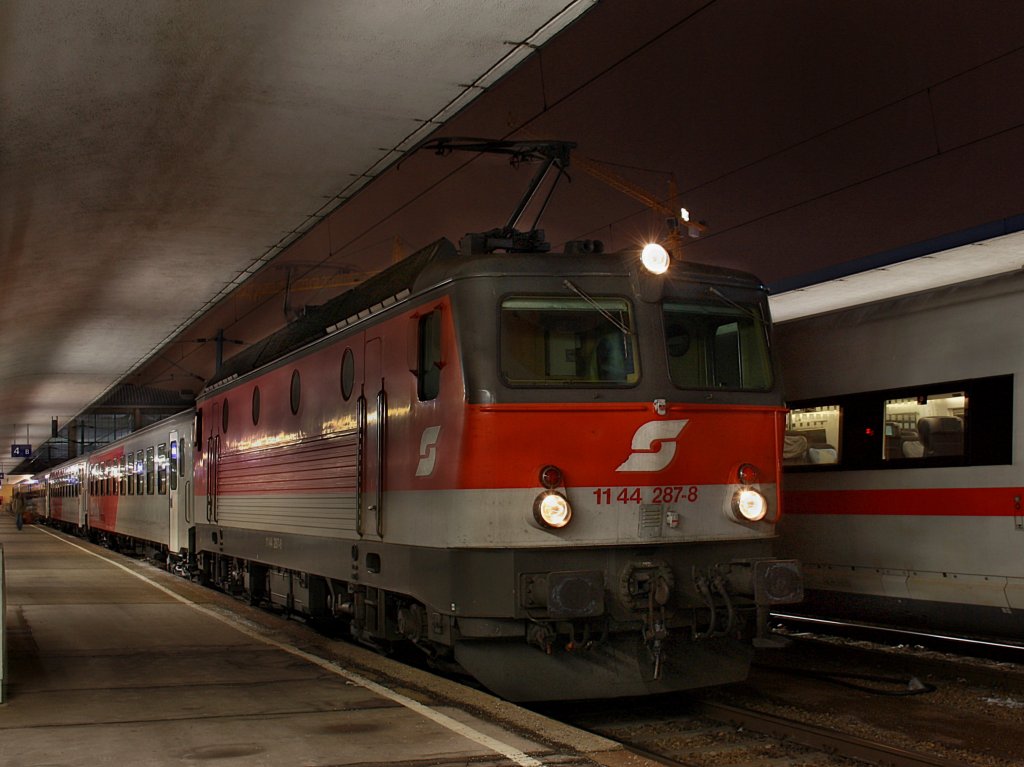 Die 1144 287 am 05.01.2010 mit einem REX im Wiener Westbahnhof. 
