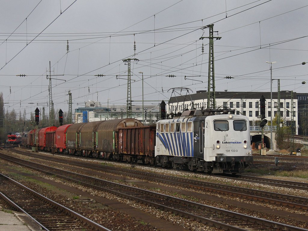 Die 139 133 von Lokomotion am 18.04.2010 mit einem Stahlzug bei der Durchfahrt in Mnchen Ost. 
