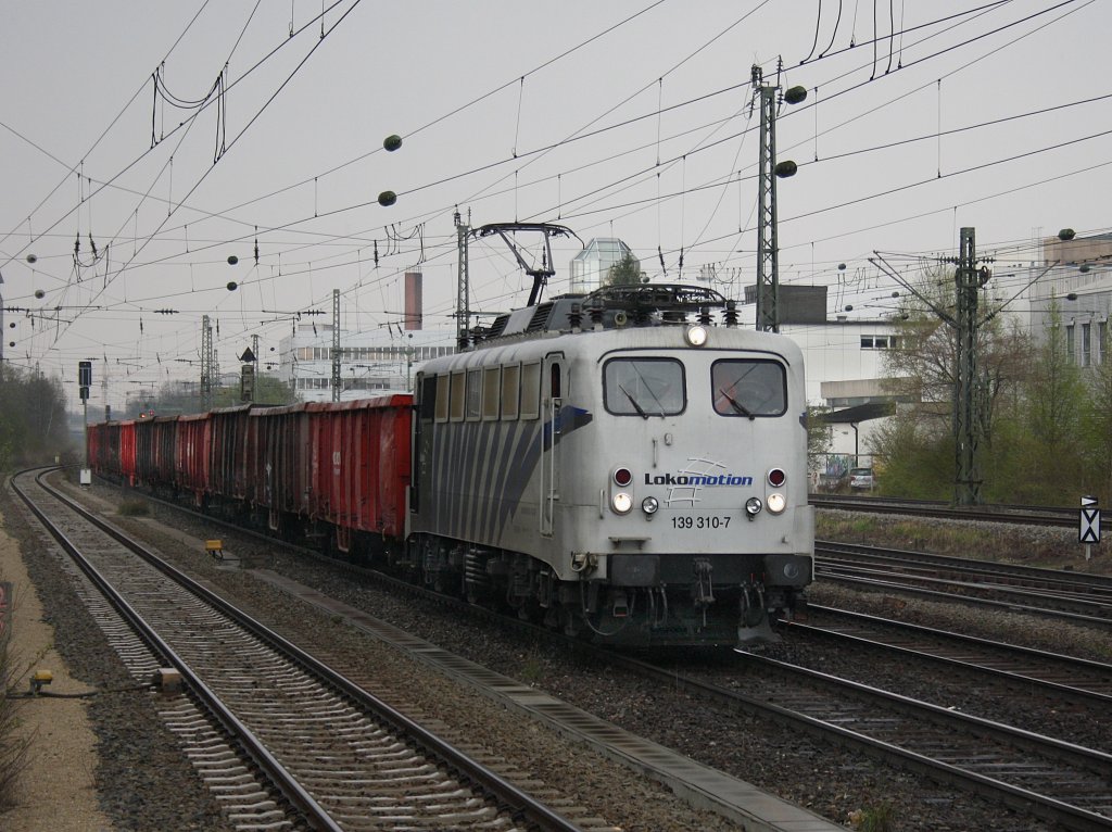 Die 139 310 am 18.04.2010 mit einem Stahlschrottzug bei der Durchfahrt am Heimeranplatz (Mnchen).
