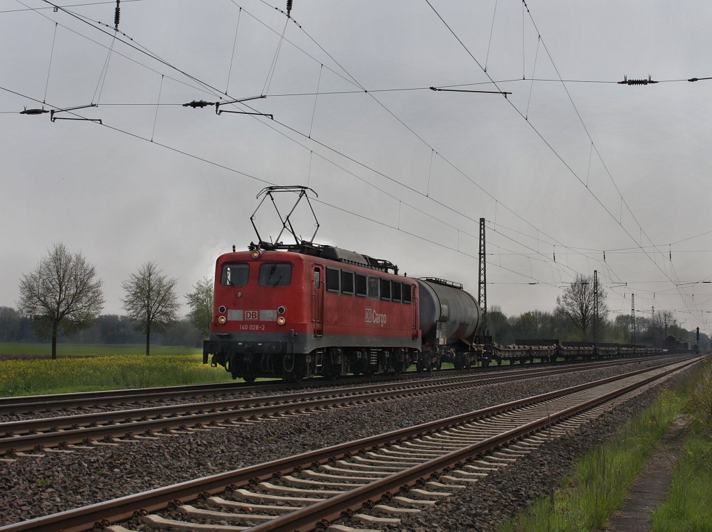 Die 140 028 am 28.04.2010 mit einem Gterzug unterwegs bei Drverden.
