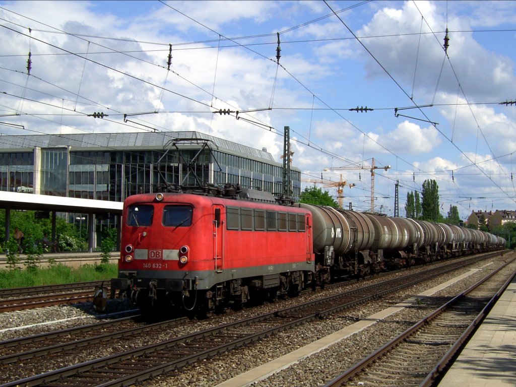 Die 140 632 mit einem Kesselwagenzug am 31.05.2008 bei der Durchfahrt am Heimeranplatz. (Mnchen)
