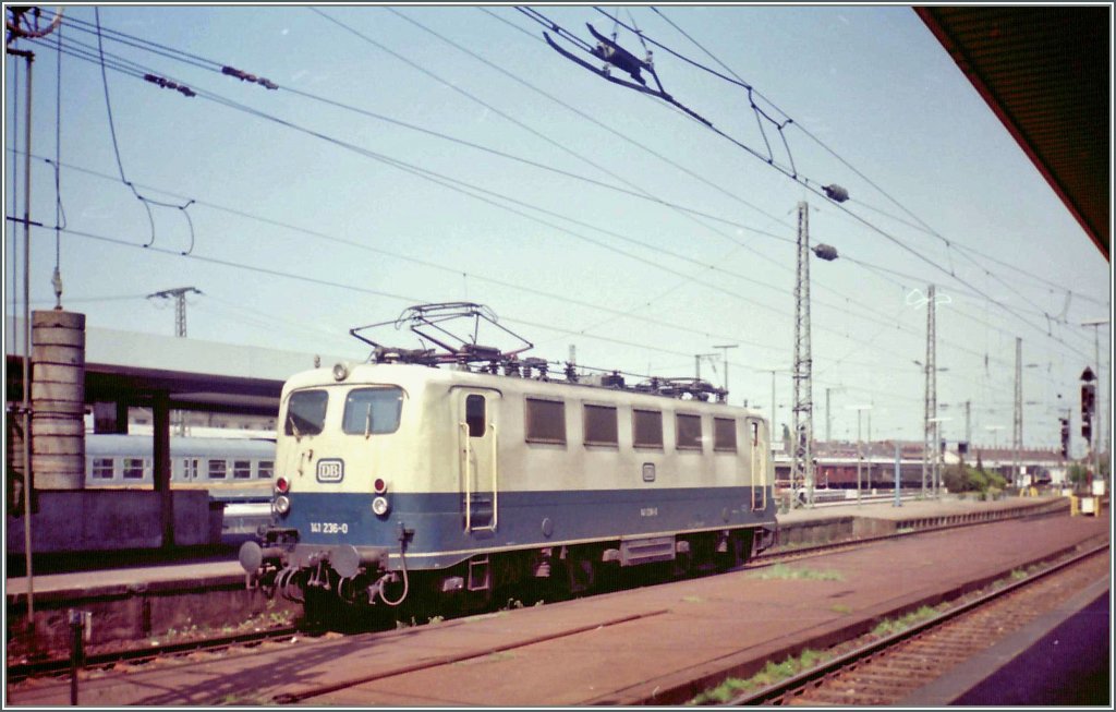 Die 141 236-0 in Karlsruhe Hbf am 18.05.1992 