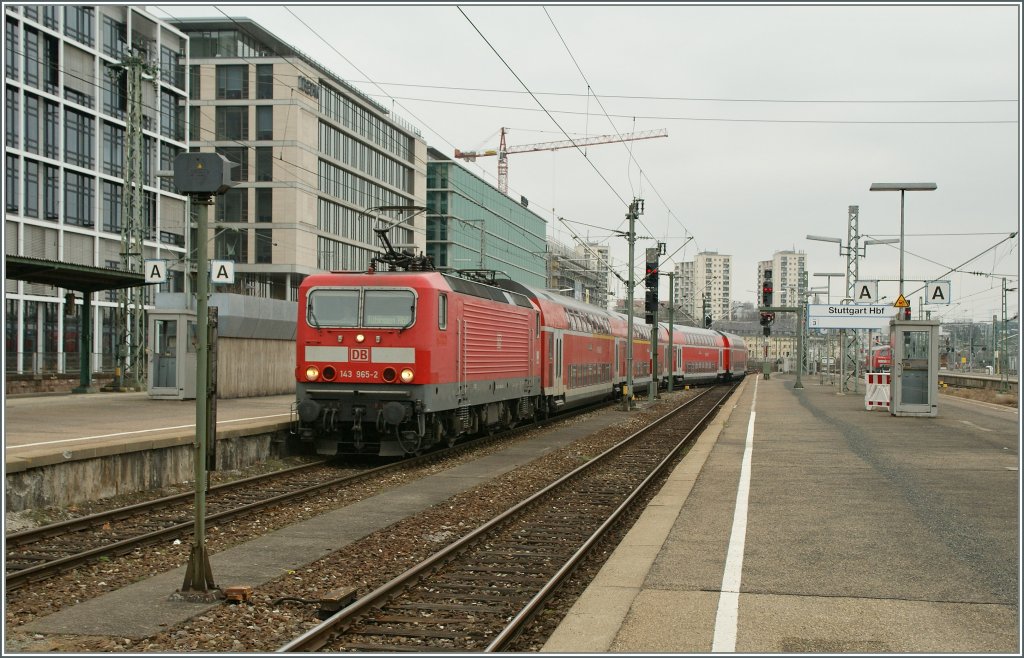 Die 143 965-2 erreicht von Tbingen kommend ihr Ziel Stuttgart Hbf.
30. Mrz 2012