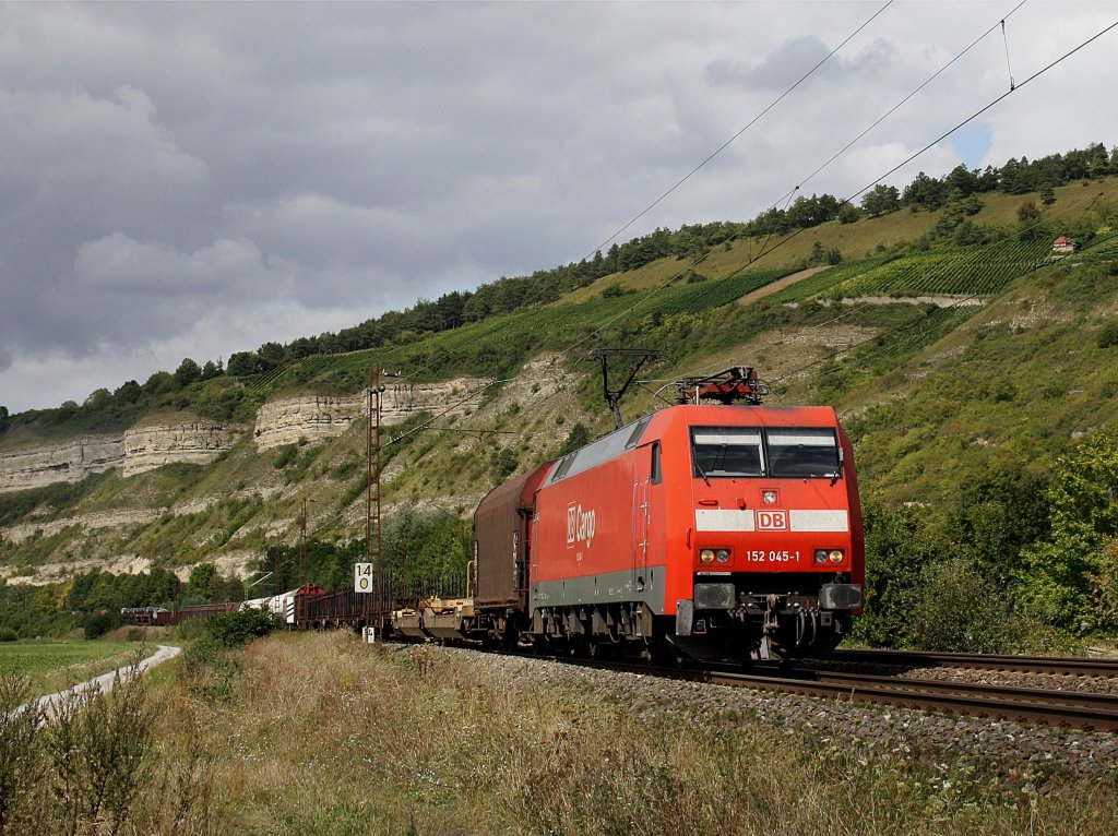 Die 152 045 mit einem Gterzug am 29.08.2009 unterwegs bei Thngersheim. 
