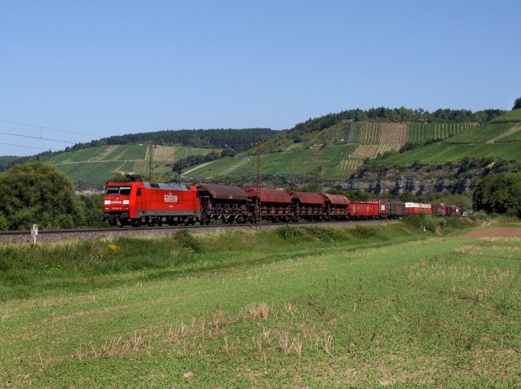 Die 152 057 am 20.08.2011 mit einem Gterzug unterwegs bei Himmelstadt. 
