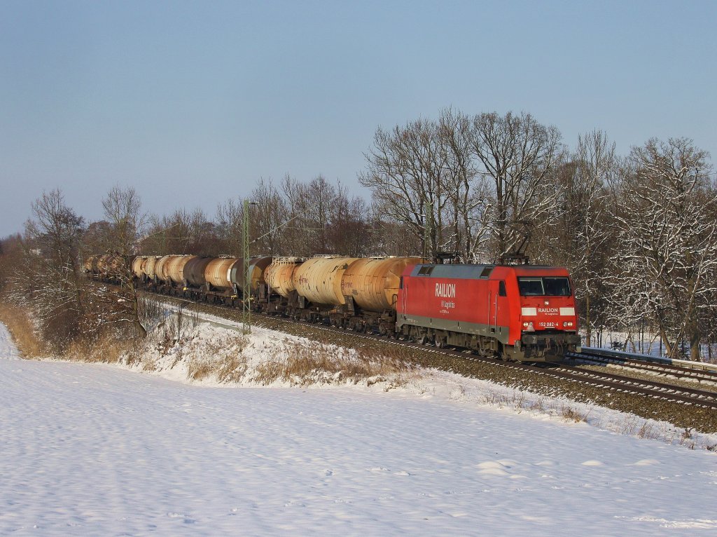 Die 152 082 am 04.12.2010 mit einem Kesselwagenzug unterwegs bei Hilperting. 
