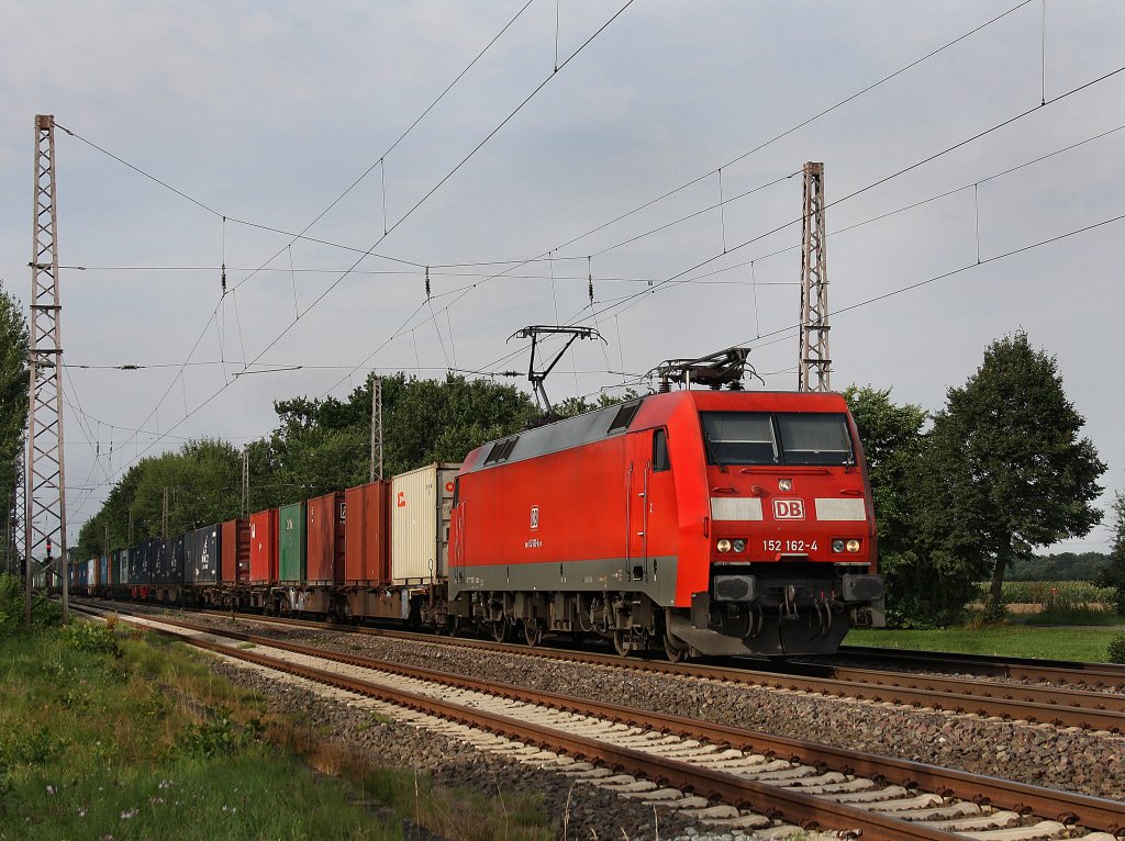 Die 152 162 am 10.08.2010 mit einem Containerzug unterwegs bei Drverden.
