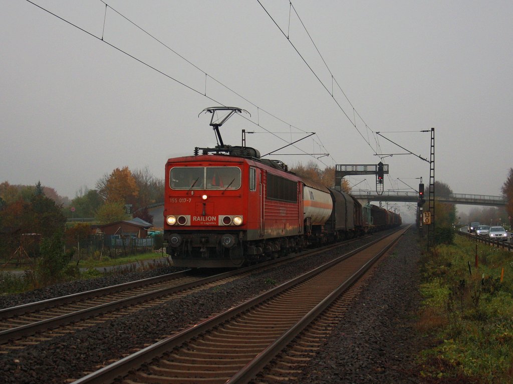 Die 155 017 am 30.10.2010 mit einem Gterzug unterwegs bei Thngersheim. 
