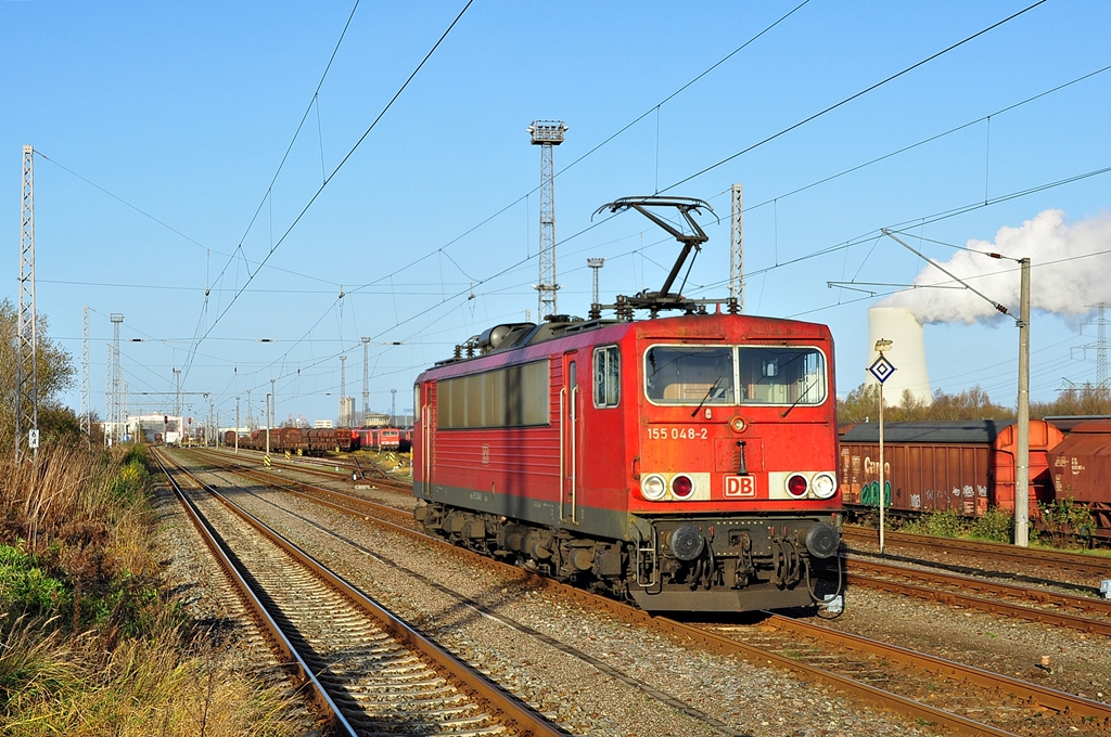 Die 155 048 rollt am 28.11.2011 durch Rostock-Seehafen in Richtung Bw.