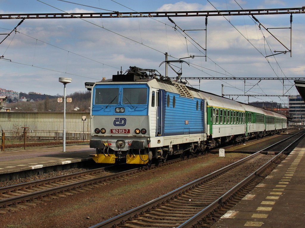 Die 162 013 am 03.04.2010 mit einem Personenzug bei der Ausfahrt aus Praha Holesovice 
