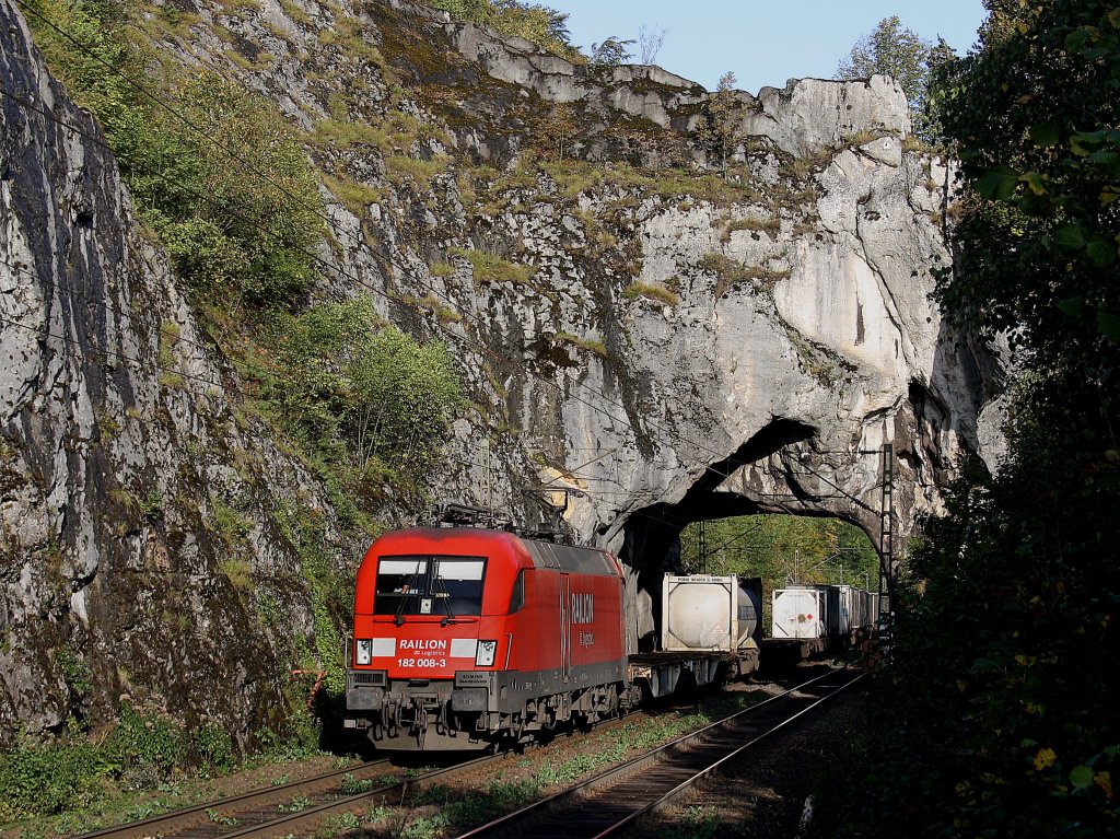 Die 182 008 mit einem KLV-Zug am 05.09.2009 unterwegs bei Etterzhausen.
