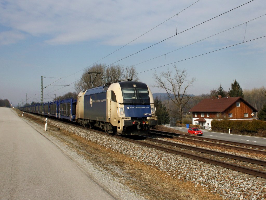 Die 183 704 am 24.02.2011 mit einem leeren Autozug unterwegs bei Vilshofen.
