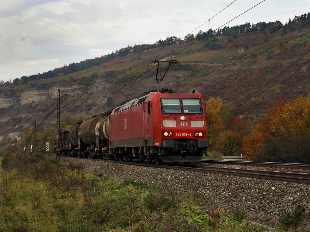 Die 185 006 am 30.10.2010 mit einem Gterzug unterwegs bei Thngersheim.
