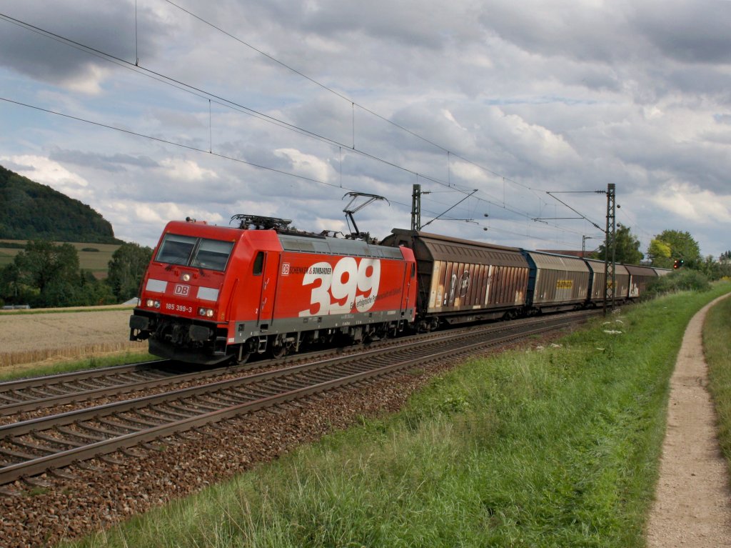 Die 185 399 am 13.08.2011 mit einem Audi Zug unterwegs bei Treuchtlingen. 
