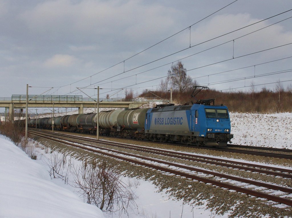 Die 185 526 am 03.01.2011 mit einem Kesselwagenzug unterwegs bei Hebertshausen. 
