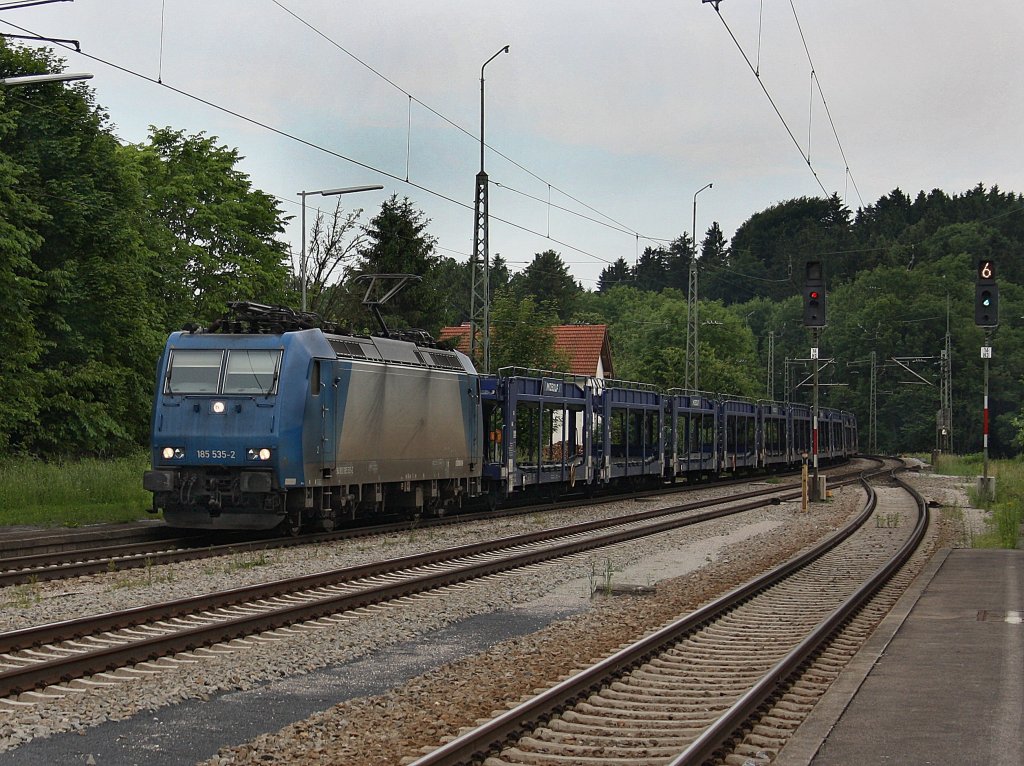 Die 185 535 am 25.06.2010 mit einem leeren Autozug bei der Durchfahrt in Aling. 
