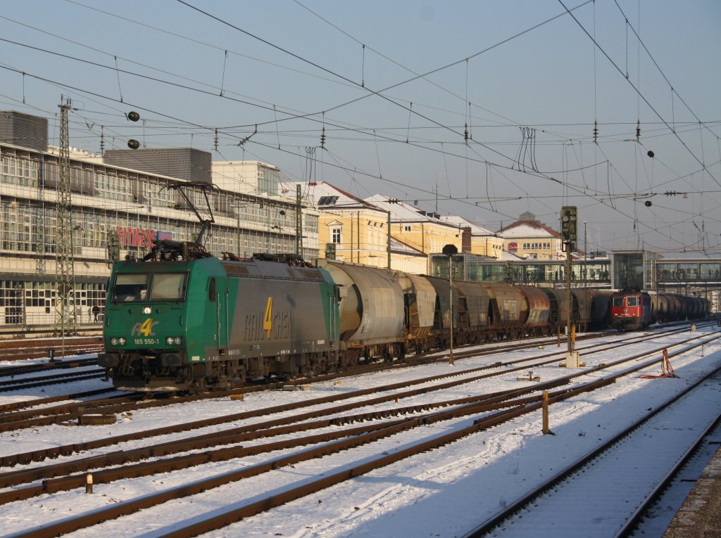 Die 185 550 von Rail 4 Chem am 09.01.2009 bei der Durchfahrt mit einem Getreidezug in Regensburg Hbf.
