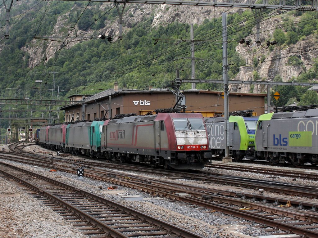 Die 185 592 mit 185 577, 185 597, 185 600 und einem KLV-Zug am 29.06.2011 bei der Einfahrt in Brig.

