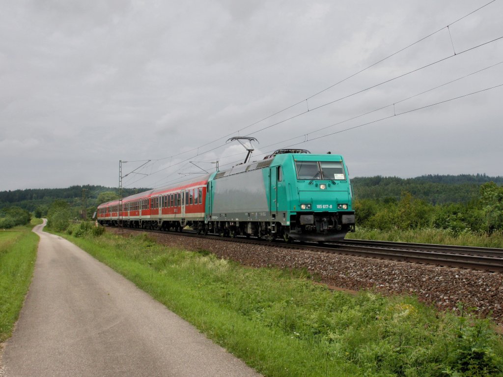 Die 185 617 mit einer S Bahn am 21.06.2011 unterwegs bei Plling. 
