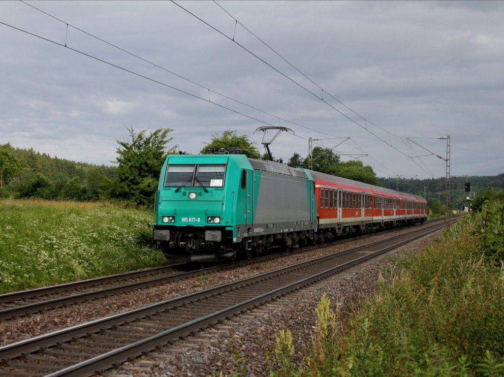 Die 185 617 mit einer S Bahn nach Neumarkt Oberpfalz am 21.06.2011 unterwegs bei Plling.