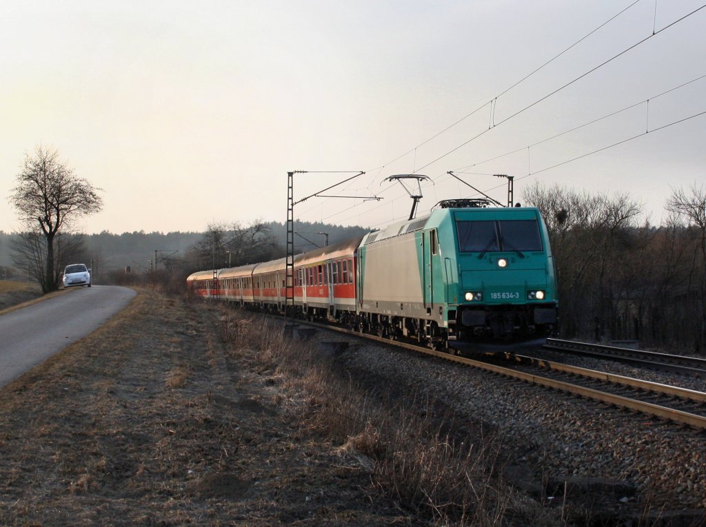 Die 185 634 am 05.03.2011 mit einer S Bahn nach Neumarkt i. n. Opf. unterwegs bei Plling. 
