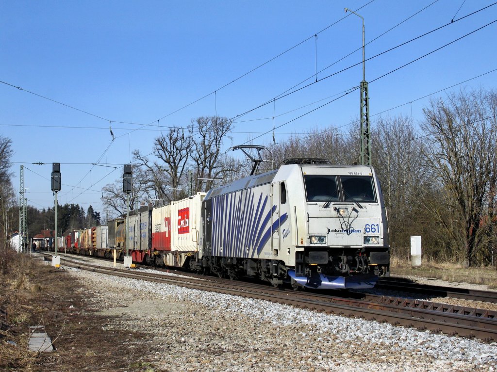 Die 185 661 am 26.02.2011 mit einem KLV-Zug bei der Durchfahrt in Aling. 
