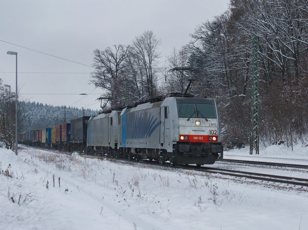 Die 186 102 und die 186 282 am 04.12.2010 mit einem KLV-Zug bei der Durchfahrt in Aling.
