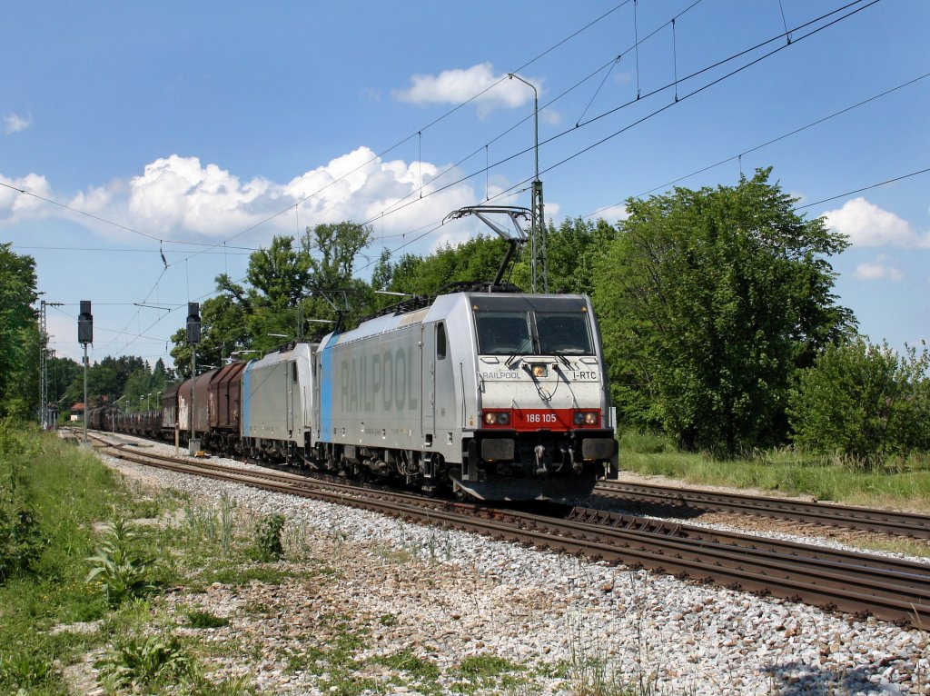 Die 186 105 und die 186 104 mit einem Gterzug am 05.06.2011 bei der Durchfahrt in Aling. 
