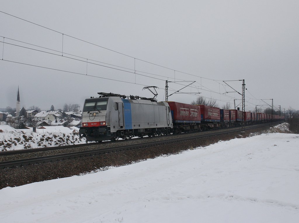 Die 186 107 am 16.01.2010 mit dem Winner KLV-Zug unterwegs bei Ostermnchen. 

