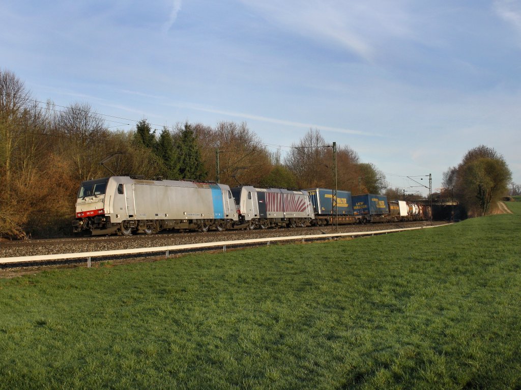 Die 186 109 und die 186 282 am 02.04.2011 mit einem KLV-Zug unterwegs bei Ostermnchen.
