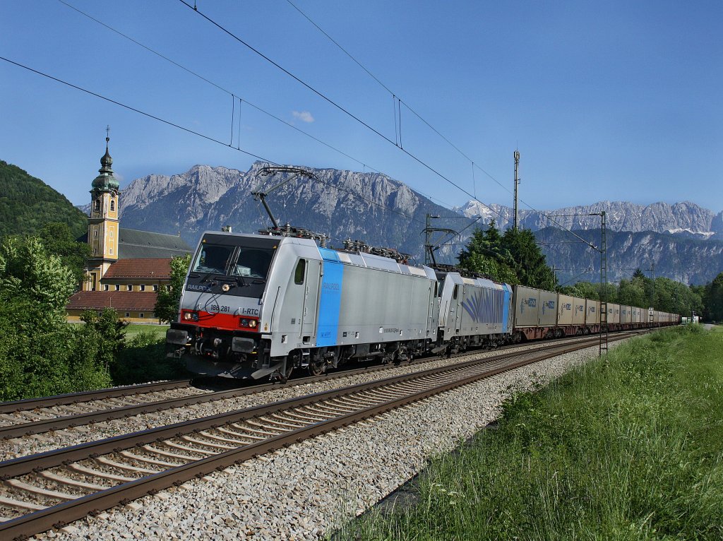 Die 186 281 und die 186 102 am 05.06.2010 mit dem Ewals Containerzug unterwegs bei Niederaudorf. 
