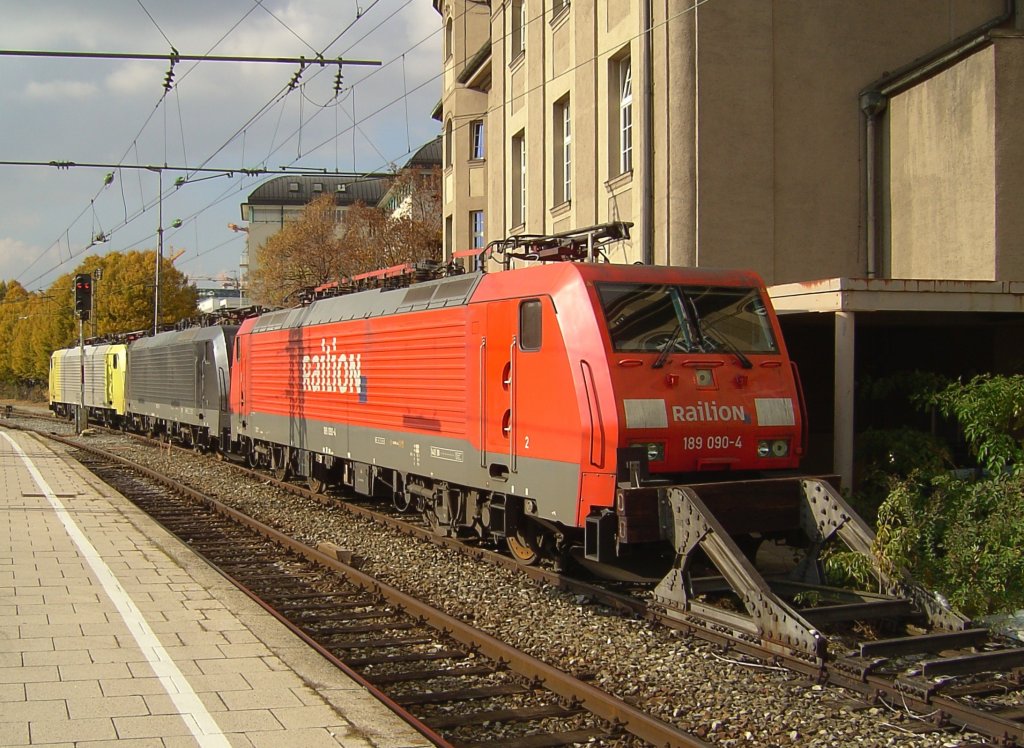 Die 189 090, die 189 095 und eine ES 64 F4 am 31.10.2007 in Mnchen Hbf. 

