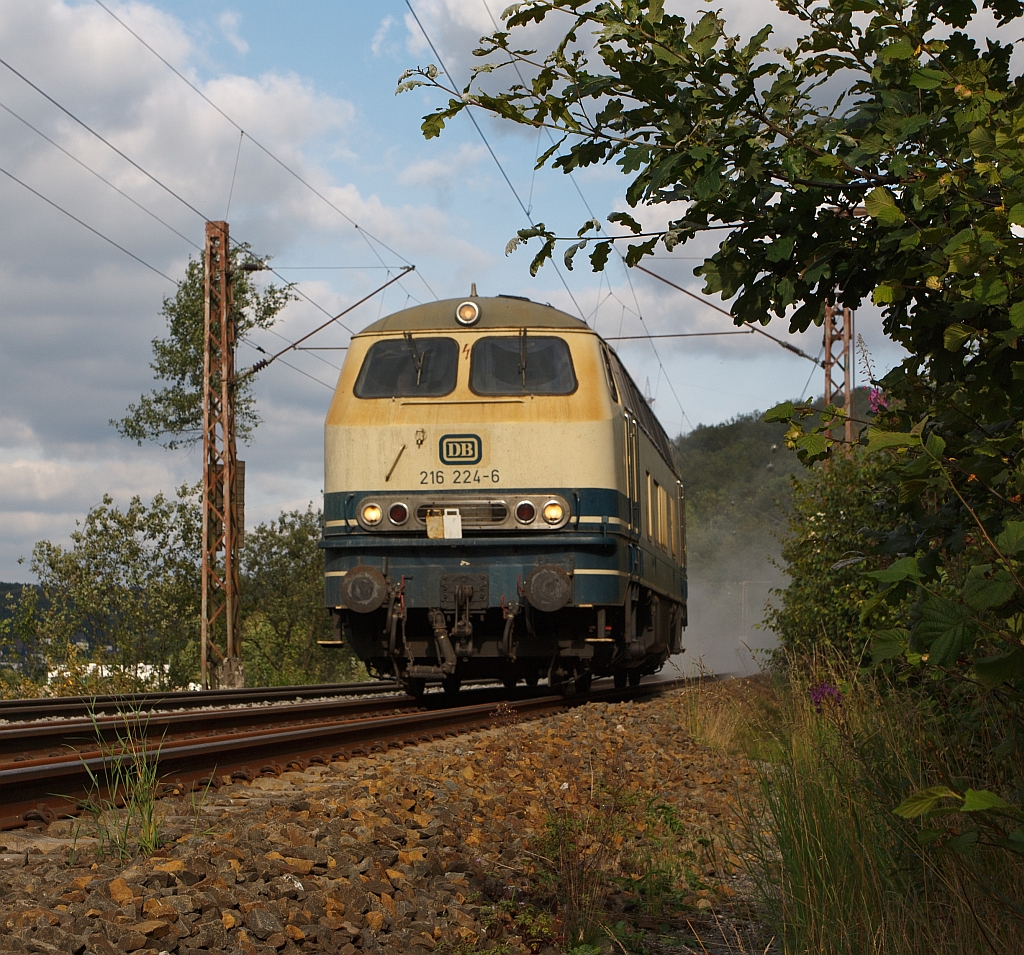 Die 216 224-6 der EBM Cargo (Gummersbach)fhrt solo mit 20 kmh am 29.07.2011 ber das Baugleis in Wilnsdorf-Anzhausen (an der KBS 445) in Richtung Siegen. Die Lok wurde 1968 bei Krupp unter der Fabriknummer 4885 gebaut.