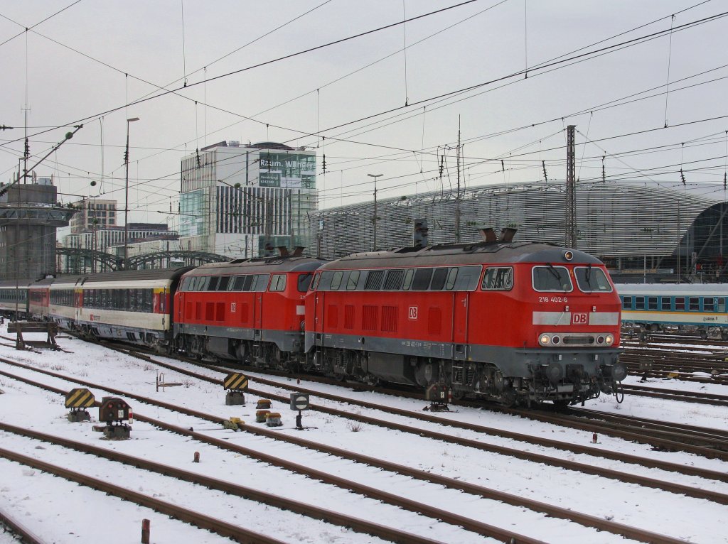 Die 218 402 und die 218 404 am 28.12.2010 mit einem EC aus Zrich bei der Einfahrt in den Mnchner Hbf. 