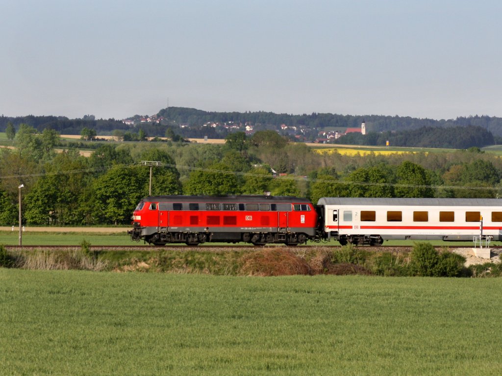Die 218 418 am 07.05.2011 mit dem IC Rottalerland unterwegs auf der Rottalbahn, im Hintergrund ist Bad Griesbach zu sehn.
