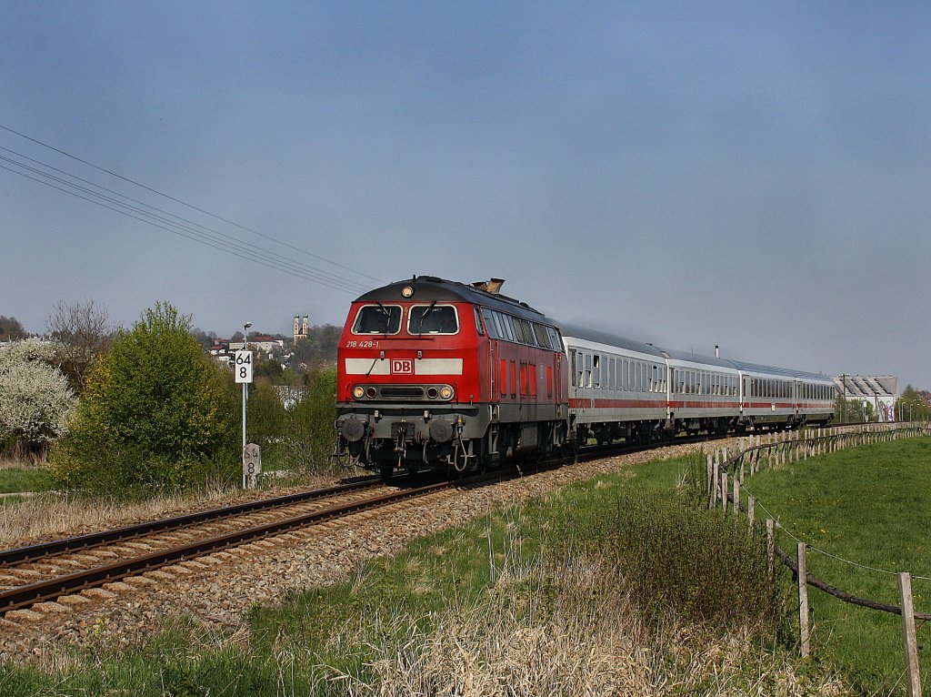 Die 218 428 am 24.04.2010 mit dem IC Rottalerland unterwegs bei Pfarrkirchen. 
