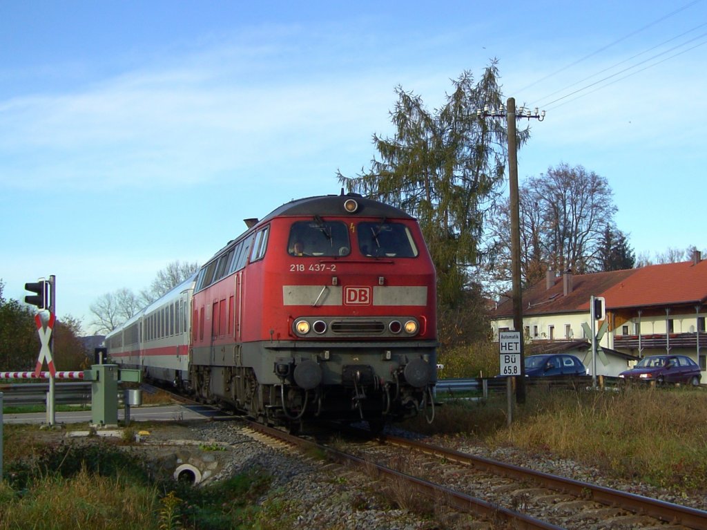 Die 218 437 mit dem IC Rottalerland am 01.11.2008 auf der Rottalbahn bei Postmnster. 
