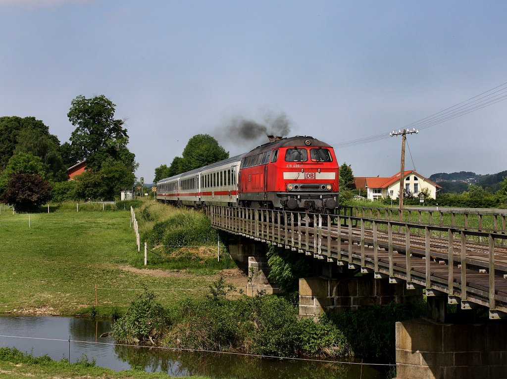 Die 218 466 am 12.06.2010 mit dem IC Rottalerland unterwegs bei Anzenkirchen.