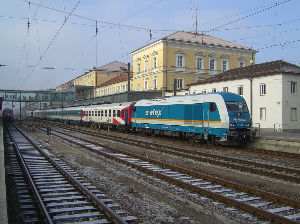 Die 223 071 steht am 21.12.2007 in Regensburg HBF und wartet auf Ausfahrt in Richtung Hof.