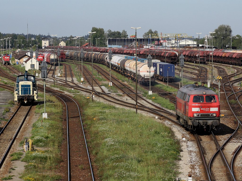Die 225 003 am 30.08.2009 bei einer Rangierfahrt in Mhldorf und die 364 775 ist abgestellt. 
