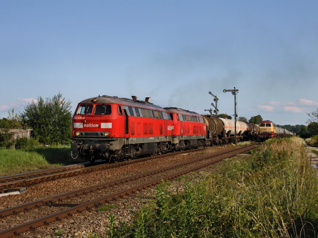 Die 225 030 und die 225 017 am 09.08.2010 mit einem Kesselwagenzug bei der Ausfahrt aus Tling.